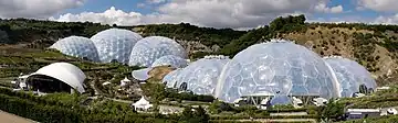 Vue panoramique des structures en dômes géodésiques de l'Eden Project à St Austell, dans les Cornouailles.