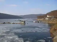 Point de vue Nord sur l'Edersee gelé ; à l'arrière-plan, le quartier de Waldeck-Ouest