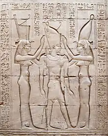 Les déesses Ouadjet et Nekhbet portant des couronnes de vautours avec les couronnes Decheret et Hedjet lors du couronnement de Ptolémée XIII, Période ptolémaïque, Temple d'Edfou.