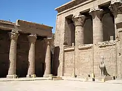 colonnes papyformes du temple d'Edfou.