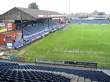 Vue de Cheadle End à Edgeley Park pendant les travaux de rénovation du terrain.