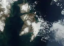 Le Storfjorden se situe entre le Spitzberg que l'on voit en partie tout à gauche et les îles d'Edgeøya et Barentsøya au centre.