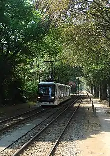 Ligne R du tramway de Lille - Roubaix - Tourcoing en provenance de Lille, en approche de la station Parc Barbieux.
