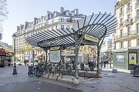 Édicule Guimard de la stationsur la place Sainte-Opportune.