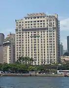 L'immeuble Joseph Gire, plus connu sous le nom de A Noite, du nom du quotidien éponyme qu'il abritait. Vue depuis la Baie de Guanabara.