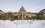 Bâtiment principal en hiver.