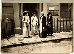 Edith How-Martyn, Mrs Sproson, Charlotte Despard et Miss Tite devant les bureaux de la WFL.