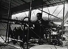 Edmond Poillot aux commandes d’un biplan en 1910