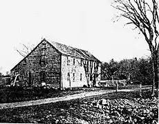 Une ferme construite vers 1643 à Sudbury (aujourd'hui Wayland (Massachusetts)), détruite par le feu vers 1912.