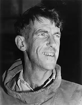 Portrait en noir et blanc d'Edmund Hillary vers 1953.