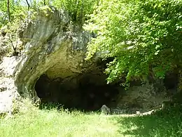 Grotte en amont du moulin du Ménieux.