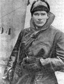 Photographie noir et blanc d'Edward Mannock avec sa tenue de vol.