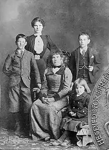 Photographie noir et blanc de la famille.