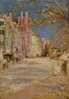 Peinture lumineuse d'une scène de rue de Boston, rendue par des touches impressionnistes floues. Une femme pousse une poussette le long d'un trottoir au premier plan, et à l'arrière-plan, on peut voir plusieurs charrettes, des façades de magasins et des personnes marchant de l'autre côté de la rue. Des arbres feuillus s'étendent dans le ciel bleu visible du côté droit de la peinture.