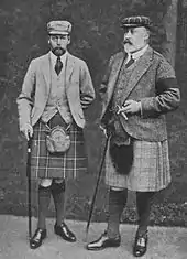 Deux hommes d'âge mur et barbus portant un kilt