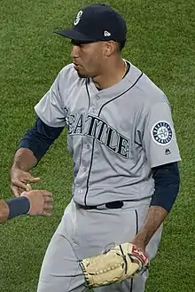 Un joueur de baseball, gant en main.