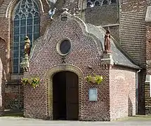 Parvis de l'église Saint-Wulmar