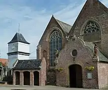 le klockhuis et le parvis de l'église Saint-Wulmar