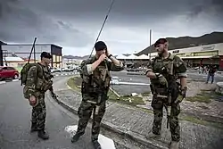 Dégâts à Philipsburg et patrouille néerlandaise à Sint-Maarten, le 8 septembre.