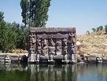 Le rocher sculpté d'Eflatun Pınar, situé sur un point d'eau sans doute pour être relié aux Enfers : le Dieu de l'Orage et la Déesse-Soleil entourés de divinités des montagnes et de disques solaires ailés.