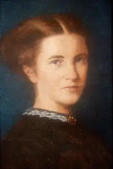 portrait d'une femme aux cheveux roux, de profil