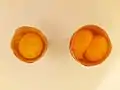 Comparaison d'un œuf et d'un « maxi œuf » avec deux jaunes - Ouverts (2/2)