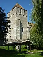 L'église vue du lavoir.