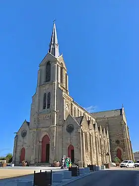 L’église de Ploubalay et la place de l’église.