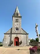 L'église Saint-Pierre-et-Saint-Paul avec le calvaire.