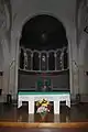 Vue de l'intérieur de l'église : le chœur, l'autel et la fresque du Couronnement de Sainte Anne.