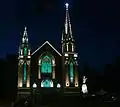 Église Sainte-Agnès de Lac-Mégantic avec la façade illuminée.