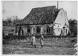 L'église et le cimetière en mars 2017Noter la présence du soldat indien.