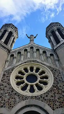 Vue de face de l'église du Sacré-Cœur