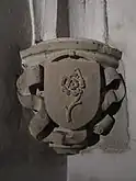 Armoiries d'une quintefeuille, sculptées sur un chapiteau.