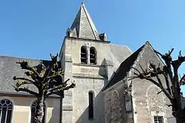 Vue générale d'une église ; clocher en contre-plongée côté sud.