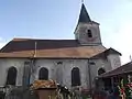 L'église Saint-Gervais et Saint-Protais vue de côté depuis les jardins.