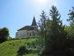 Vue de la « butte d'Isle », ici : l'église communale surmontant le site archéologique fouillé par Jean Scapula.