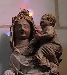 Vue rapprochée montrant le visage de la Vierge et de l'enfant Jésus.