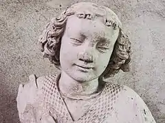 Vue rapprochée sur la tête d'une statue en pierre.
