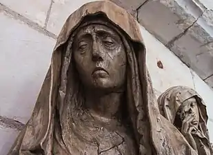 Vue rapprochée de la Vierge et d'une sainte femme en arrière-plan, se séchant les yeux.