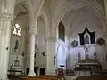 Intérieur néo-gothique de l'église Notre-Dame-de-Recouvrance, avec la chapelle latérale.