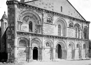La façade restaurée, avec un fronton et une fenêtre de style roman. Séraphin-Médéric Mieusement, 1890.