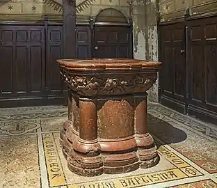 Les fonts baptismaux.