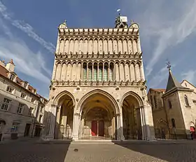 Façade occidentale de Notre-Dame de Dijon caractérisée par ses trois portails correspondant à la division tripartite de la nef, ses deux galeries superposées et sa triple frise en manière de métopes portant les cinquante et une fausses gargouilles.