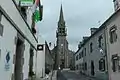 L'église Saint-Arzel vue depuis l'Office du tourisme.