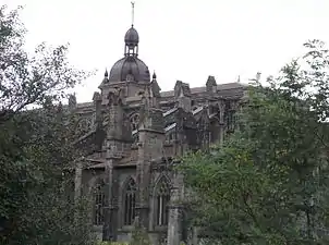 Église, contreforts et clocher vus depuis le cimetière.