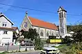 Église avec une tour servant de clocher à ses côtés.