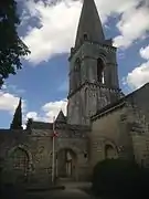 Église Saint-Eusèbe, vue sur le monument des cadets.