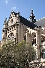 Façade de l'église Saint-Eustache ; le cadran solaire est visible sur le portail, au-dessous de la plus haute rosace, sur la gauche de l'image.