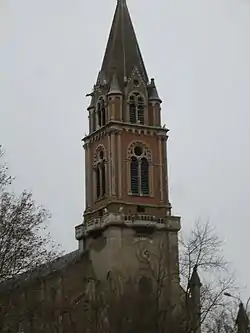 Clocher de l'église dominant la place de l'Albinque.